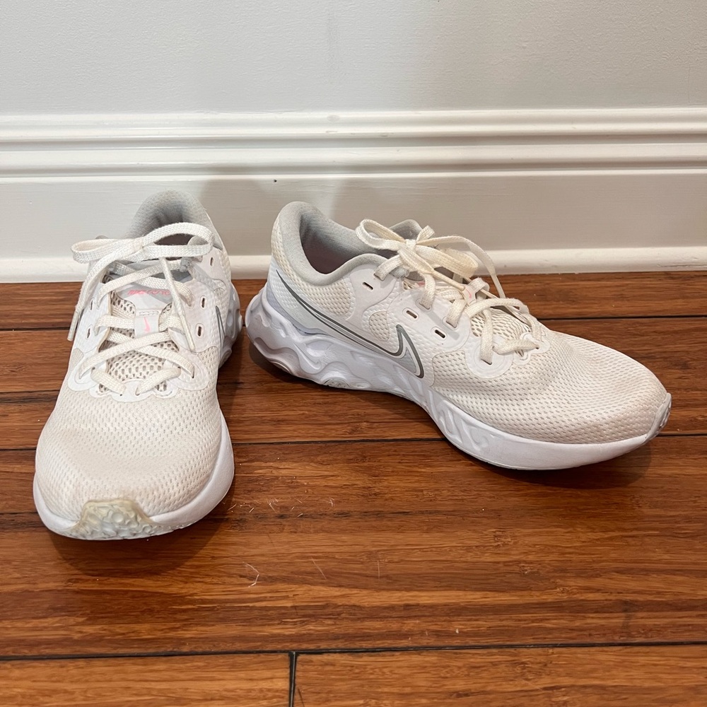 White Nike Tennis Shoes Size 9